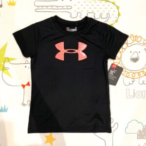 ［美國名牌童裝］現貨在台～ 全新UNDER ARMOUR 粉紅logo黑色T